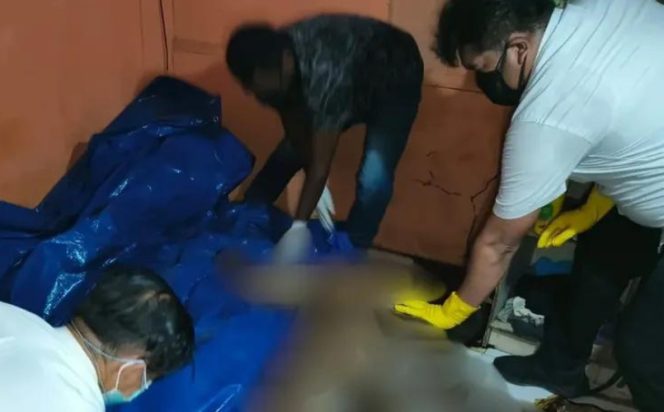 
					Saat petugas mengevakuasi jenazah di kamar kos di Nabire. (Foto dok Polres Nabire)