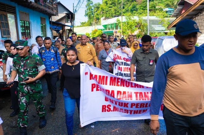 
					Gubernur Papua. Matius Fakhiri temui warga yang menolak pengembangan RS Marthen Indey Jayapura. Foto: Ist