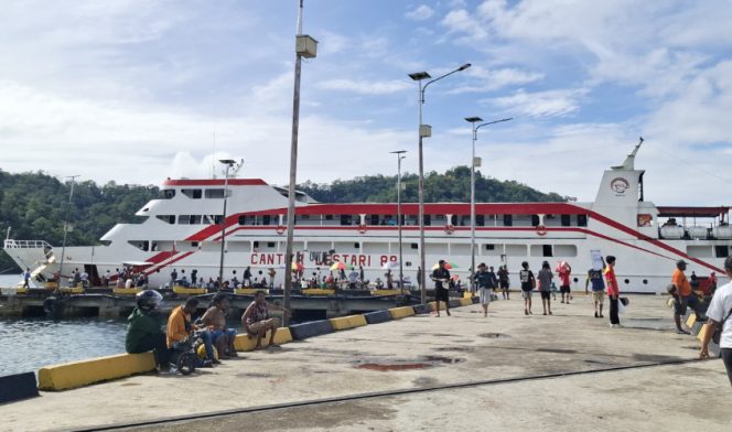 
					KM Cantika Lestari 88 di Pelabuhan Domine Izak Samuel Kijne, Serui. (KabarPapua.co/Ainun Faathirjal)