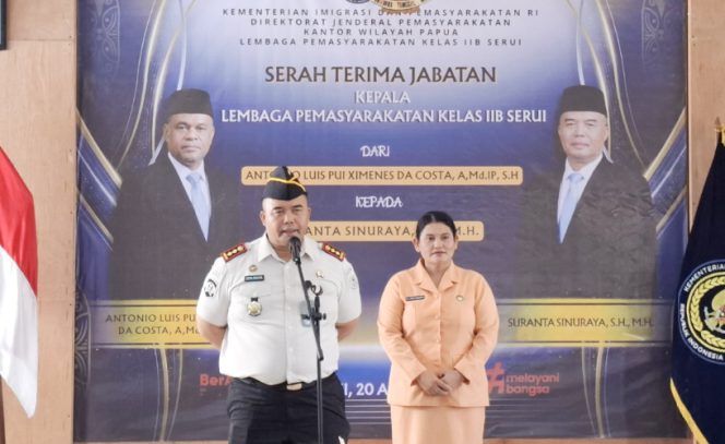 
					Sambutan Kalapas Kelas II B Serui, Suranta Sinuraya didampingi istri. (KabarPapua.co/Ainun Faathirjal)