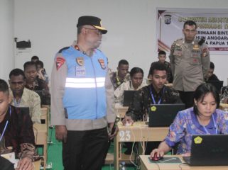 Kapolda Papua Tengah, Brigjen Polisi Jermias Rontini meninjau langsung pelaksanaan ujian psikotes casis Bintara Polri. (KabarPapua.co/Agies Pranoto)