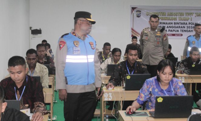 
					Kapolda Papua Tengah, Brigjen Polisi Jermias Rontini meninjau langsung pelaksanaan ujian psikotes casis Bintara Polri. (KabarPapua.co/Agies Pranoto)