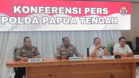 Wakapolda Papua Tengah Kombes Polisi Gustav Urbinas,  didampingi Irwasda, Kabag Ops, dan Dirkrimum Polda Papua Tengah. (KabarPapua.co/Agies Pranoto)