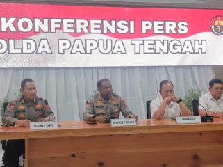 Wakapolda Papua Tengah Kombes Polisi Gustav Urbinas,  didampingi Irwasda, Kabag Ops, dan Dirkrimum Polda Papua Tengah. (KabarPapua.co/Agies Pranoto)