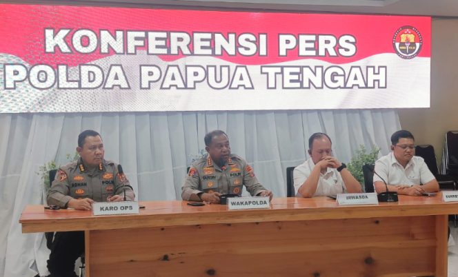 
					Wakapolda Papua Tengah Kombes Polisi Gustav Urbinas,  didampingi Irwasda, Kabag Ops, dan Dirkrimum Polda Papua Tengah. (KabarPapua.co/Agies Pranoto)