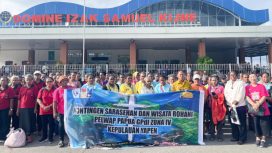 Kontingen Sarasehan dan Wisata Rohani Pelwap GPdI Papua Zona IV Kepulauan Yapen berfoto bersama di Pelabuhan Domine Izak Samuel Kijne. (KabarPapua.co/Ainun Faathirjal)