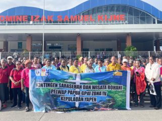 Kontingen Sarasehan dan Wisata Rohani Pelwap GPdI Papua Zona IV Kepulauan Yapen berfoto bersama di Pelabuhan Domine Izak Samuel Kijne. (KabarPapua.co/Ainun Faathirjal)
