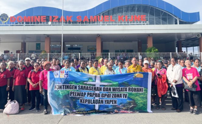 
					Kontingen Sarasehan dan Wisata Rohani Pelwap GPdI Papua Zona IV Kepulauan Yapen berfoto bersama di Pelabuhan Domine Izak Samuel Kijne. (KabarPapua.co/Ainun Faathirjal)