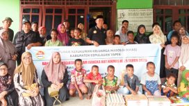 Foto bersama para pengurus HIKMAS Kabupaten Kepulauan Yapen bersama anak-anak Panti Asuhan Wahyu Ilahi Mariadei. (KabarPapua.co/Ainun Faathirjal)