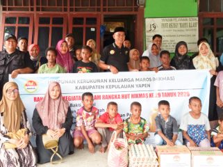 Foto bersama para pengurus HIKMAS Kabupaten Kepulauan Yapen bersama anak-anak Panti Asuhan Wahyu Ilahi Mariadei. (KabarPapua.co/Ainun Faathirjal)