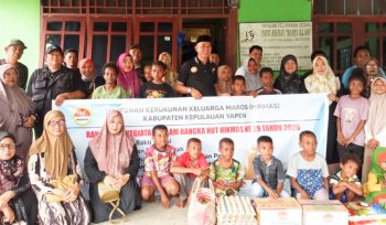 Foto bersama para pengurus HIKMAS Kabupaten Kepulauan Yapen bersama anak-anak Panti Asuhan Wahyu Ilahi Mariadei. (KabarPapua.co/Ainun Faathirjal)