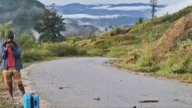 Kondisi jalan penghubung di Kampung Onggobalo Distrik Tagime, Kabupaten Jayawijayasebelum terputus akibat longsor pada Selasa (21/4/2026) dini hari. Humas Polres Jayawijaya