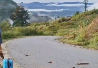 Kondisi jalan penghubung di Kampung Onggobalo Distrik Tagime, Kabupaten Jayawijayasebelum terputus akibat longsor pada Selasa (21/4/2026) dini hari. Humas Polres Jayawijaya