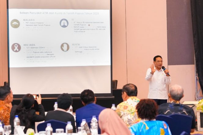 
					Wakil Menteri Kesehatan Benjamin Paulus Octavianus saat Rakontek percepatan eliminasi penyakit menular di Tanah Papua, Selasa 28 April2026. Foto: Humas Gubernur Papua