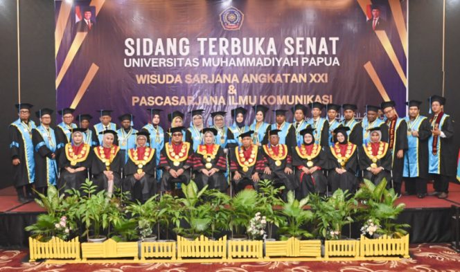 
					Sebanyak 22 lulusan Magister atau Pascasarjana (S2) Program Studi Ilmu Komunikasi pertama di Papua dari UM Papua yang berfoto bersama para senat dalam Sidang Terbuka Senat UM Papua Wisuda Sarjana dan Pascasarjana Angkatan XXI UM Papua, di Kota Jayapura, Papua, Selasa, 21 April 2026. (Foto dok: WA Group M.I. Kom UMPapua) 