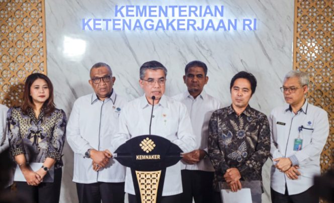 
					Menaker Yassierli mengimbau perusahaan swasta, BUMN, dan BUMD menerapkan WFH 1 hari kerja dalam sepekan melalui SE Nomor M/6/HK.04/III/2026. (Foto: Biro Humas Kemnaker)