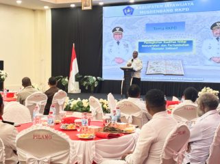 Bupati Jayawijaya Atenius Murip saat memberikan sambutannya pada Musrenbang RKPD Tahun 2027. (KabarPapua.co/Agris Wistrijaya)