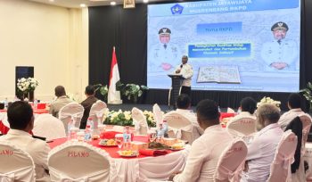 Bupati Jayawijaya Atenius Murip saat memberikan sambutannya pada Musrenbang RKPD Tahun 2027. (KabarPapua.co/Agris Wistrijaya)