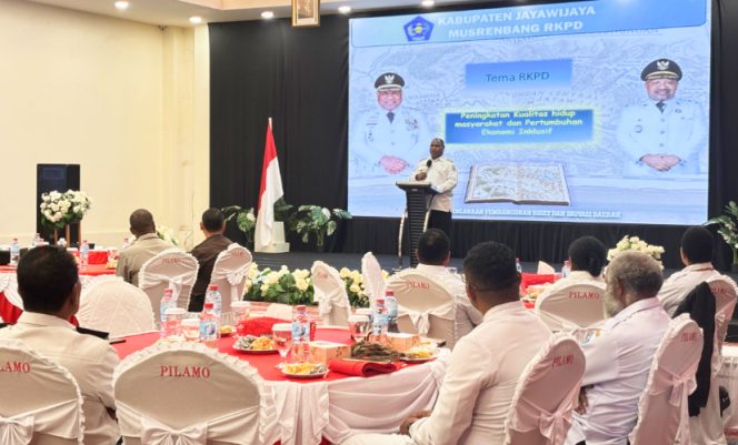 
					Bupati Jayawijaya Atenius Murip saat memberikan sambutannya pada Musrenbang RKPD Tahun 2027. (KabarPapua.co/Agris Wistrijaya)