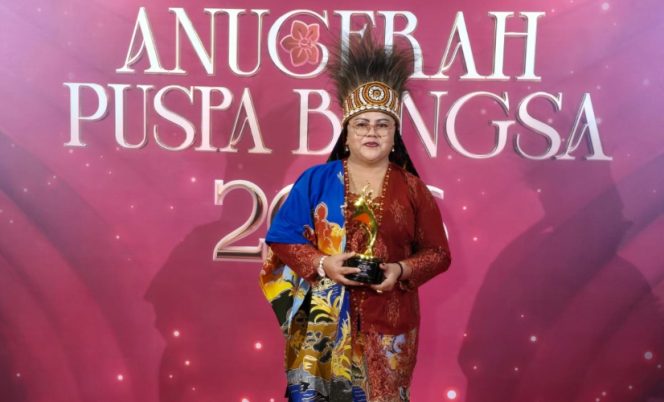 
					Ketua Tim Penggerak Pemberdayaan dan Kesejahteraan Keluarga (TP-PKK) Kabupaten Puncak, Ny. Sujatinah Elvis Tabuni meraih penghargaan bergengsi Puspa Bangsa 2026 untuk kategori Puspa Cita dari KompasTV. Foto: Diskominfo Puncak 