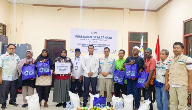 
					Foto bersama perwakilan YBM PLN, aparat kelurahan, dan para penerima manfaat (mustahik) usai penyerahan secara simbolis bantuan modal usaha dan paket sembako. (Foto dok: YBM PLN UP3 Merauke) 
