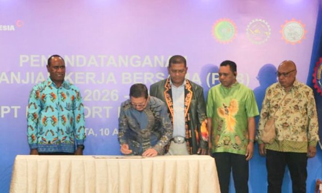 
					Presdir PTFI, Tony Wenas menandatangani PKB ke-24 Periode 2026-2028, di Jakarta, Jumat (10/4), didampingi Ketua Tim Perunding Pengusaha, Demi Magai, Ketua Tim Perunding Serikat-Serikat Buruh Yudha Noya, Makmesser Kafiar, Ketua SBSI, dan Ketua SPMP Virgo Solossa. (Foto dok: PTFI)