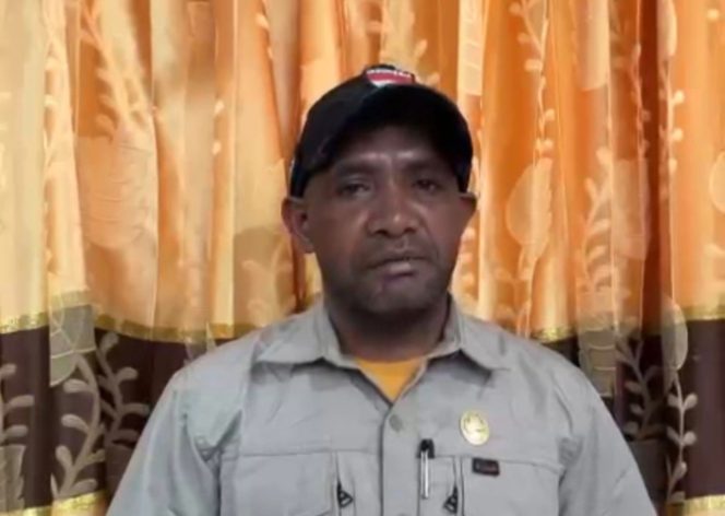 
					Kepala Distrik Kalomdol, Yanto Wayam.