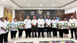 Foto bersama Bupati Jayawijaya Atenius Murip bersama sejumlah pejabat eselon III dan IV yang baru diberikan SK Plt. 
(KabarPapua.co/Agris Wistrijaya)
