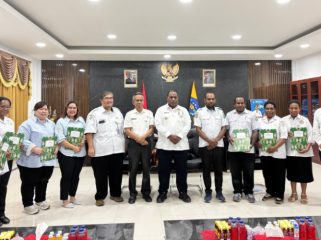 Foto bersama Bupati Jayawijaya Atenius Murip bersama sejumlah pejabat eselon III dan IV yang baru diberikan SK Plt. 
(KabarPapua.co/Agris Wistrijaya)
