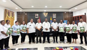 Foto bersama Bupati Jayawijaya Atenius Murip bersama sejumlah pejabat eselon III dan IV yang baru diberikan SK Plt. 
(KabarPapua.co/Agris Wistrijaya)
