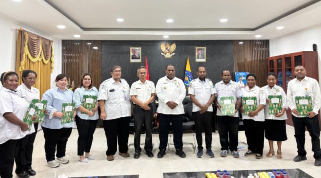 Foto bersama Bupati Jayawijaya Atenius Murip bersama sejumlah pejabat eselon III dan IV yang baru diberikan SK Plt. 
(KabarPapua.co/Agris Wistrijaya)
