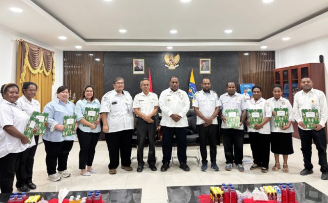 
					Foto bersama Bupati Jayawijaya Atenius Murip bersama sejumlah pejabat eselon III dan IV yang baru diberikan SK Plt. 
(KabarPapua.co/Agris Wistrijaya)
