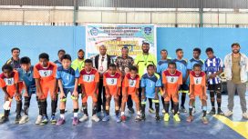 Foto bersama Asisten II Sekda Jayawijaya Lekius Jikwa dengan salah satu tim peserta Turnamen Futsal Tingkat SMP se-Kabupaten Jayawijaya. (KabarPapua.co/Agris Wistrijaya) 