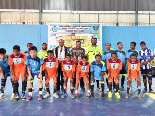 Foto bersama Asisten II Sekda Jayawijaya Lekius Jikwa dengan salah satu tim peserta Turnamen Futsal Tingkat SMP se-Kabupaten Jayawijaya. (KabarPapua.co/Agris Wistrijaya) 