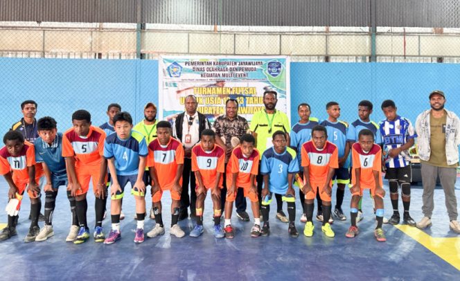 
					Foto bersama Asisten II Sekda Jayawijaya Lekius Jikwa dengan salah satu tim peserta Turnamen Futsal Tingkat SMP se-Kabupaten Jayawijaya. (KabarPapua.co/Agris Wistrijaya) 