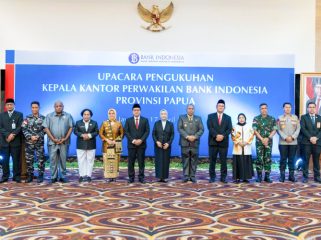 Foto bersama usai acara pengukuhan Warsono sebagai Kepala Perwakilan BI Provinsi Papua. (Foto dok: KPwBI Provinsi Papua)