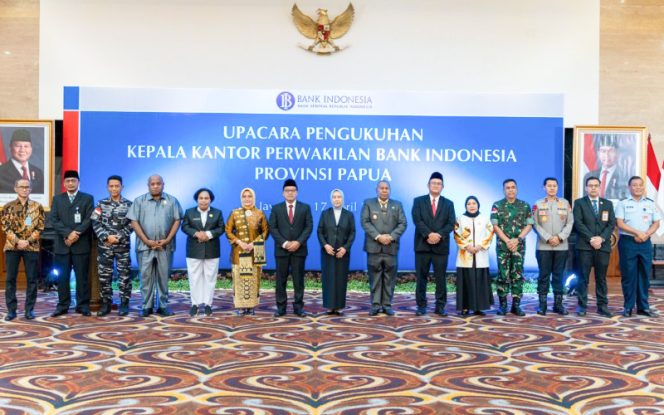 
					Foto bersama usai acara pengukuhan Warsono sebagai Kepala Perwakilan BI Provinsi Papua. (Foto dok: KPwBI Provinsi Papua)