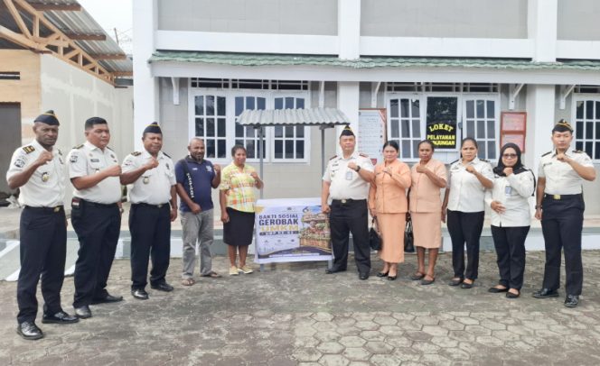 
					Penyerahan bantuan meja jualan oleh Kalapas Kelas II B Serui, Suranta Sinuraya kepada salah satu penerima manfaat Naomi Robaha. (KabarPapua.co/Ainun Faathirjal)