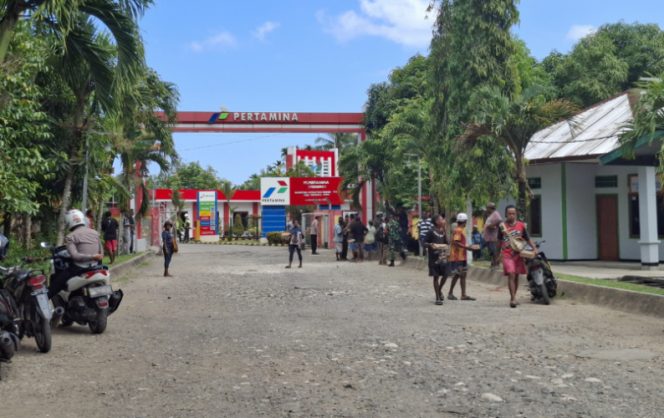 
					Sejumlah warga dan aparat berada di area pintu masuk Fuel Terminal Pertamina Serui saat berlangsungnya mediasi terkait sengketa tanah adat. (KabarPapua.co/Ainun Faathirjal)