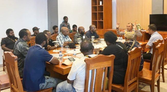 Saat pertemuan Kapolda Papua Tengah Brigjen Polisi Jeremias Rontini bersama para tokoh masyarakat Dogiyai, yang berlangsung di salah satu kafe di Nabire.