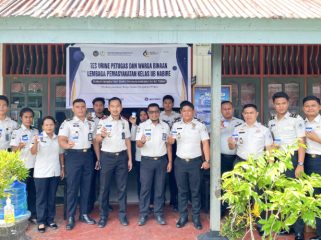 Perugas atau pegawai Lapas Kelas IIB Nabire yang mengikuti test urine. (KabarPapua.co/Agies Pranoto)