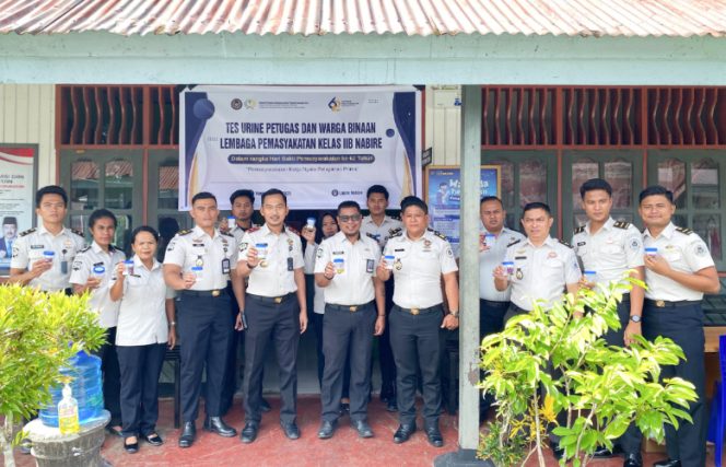 
					Perugas atau pegawai Lapas Kelas IIB Nabire yang mengikuti test urine. (KabarPapua.co/Agies Pranoto)