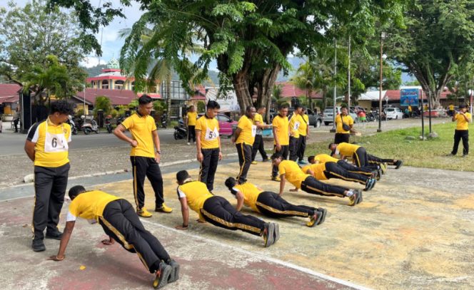
					Personel Polres Kepulauan Yapen mengikuti tes sit-up dalam TKJ di Alun-Alun Trikora Serui. (Foto dok: Humas Polres Kepulauan Yapen)