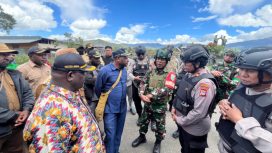 Jaga kamtibmas di Dogiyai, TNI-Polri dan Wabup Dogiyai Yuliten Anouw bangun komunikasi bersama pemuda setempat. (Foto: IST)
