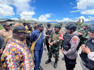 Jaga kamtibmas di Dogiyai, TNI-Polri dan Wabup Dogiyai Yuliten Anouw bangun komunikasi bersama pemuda setempat. (Foto: IST)
