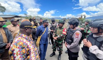 Jaga kamtibmas di Dogiyai, TNI-Polri dan Wabup Dogiyai Yuliten Anouw bangun komunikasi bersama pemuda setempat. (Foto: IST)

