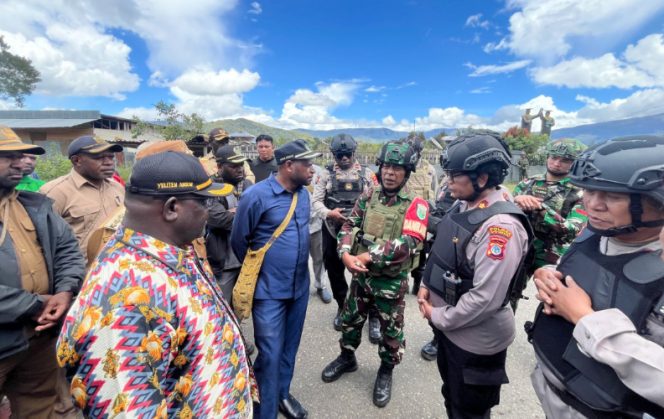 
					Jaga kamtibmas di Dogiyai, TNI-Polri dan Wabup Dogiyai Yuliten Anouw bangun komunikasi bersama pemuda setempat. (Foto: IST)
