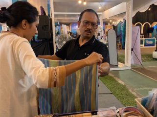Tenun Ambon, salah satu kerajinan tangan binaan CSR Pertamina Patra Niaga yang jadi primadona di Salam Fest Ambon. Foto: Pertamina Papua Maluku