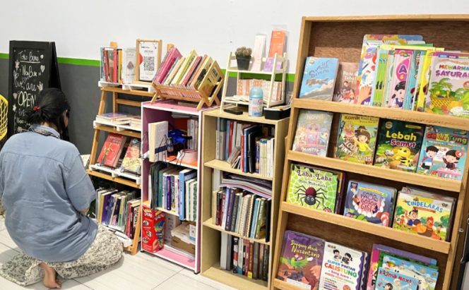 
					Salah satu sudut di toko buku rumahan “Noken Buku” di Nabire, Papua Tengah. (Foto IST) 