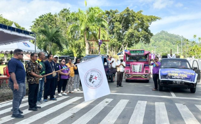 
					Wabup Kepulauan Yapen Roi Palunga melepas peserta Karnaval Parade Paskah 2026 di Serui. (KabarPapua.co/Ainun Faathirjal)